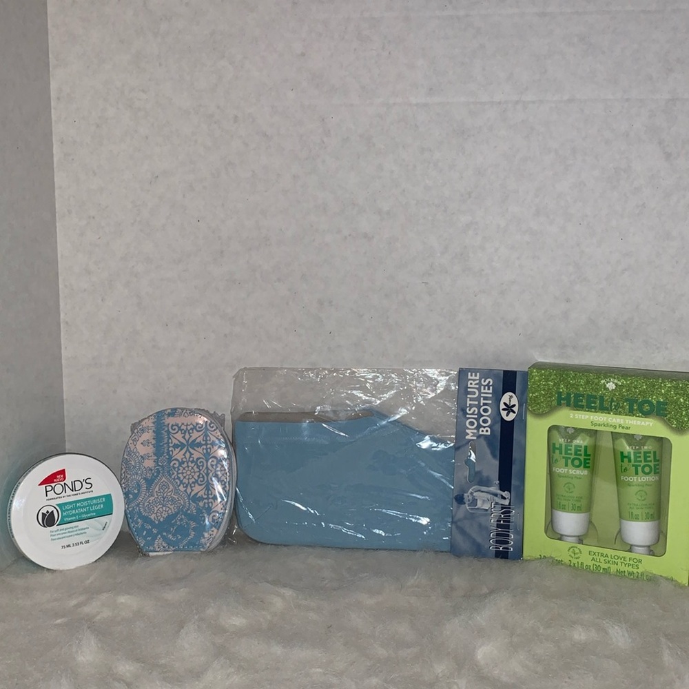 Bundle, foot care therapy. Moisture booties, manicure set, light moisturizer